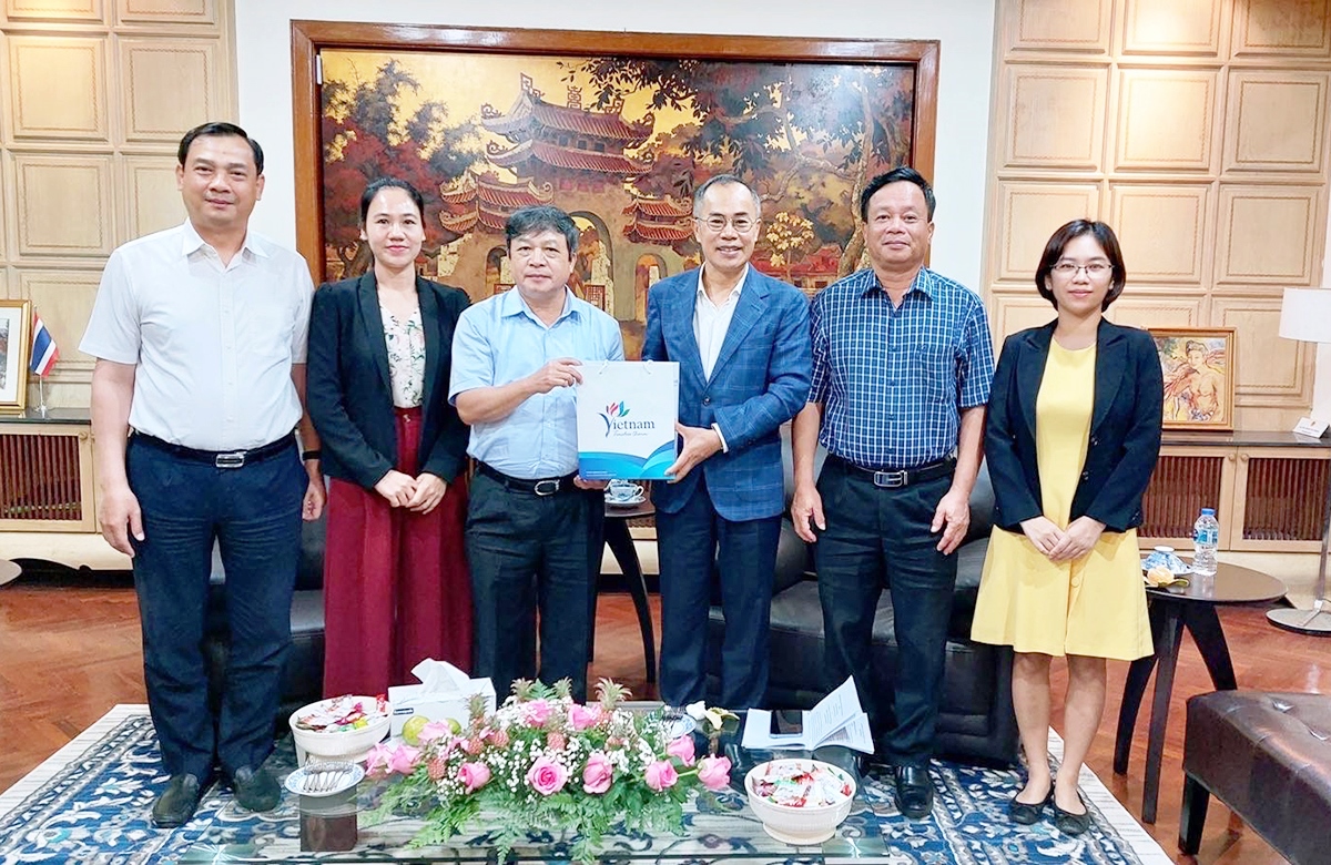 Thứ trưởng Đoàn Văn Việt tặng quà lưu niệm Đại sứ Phan Chí Thành